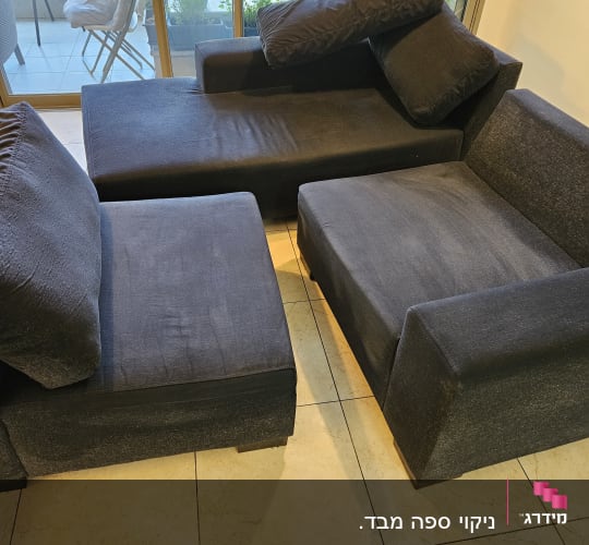 ספות כהות על רצפת אריחים בהירה